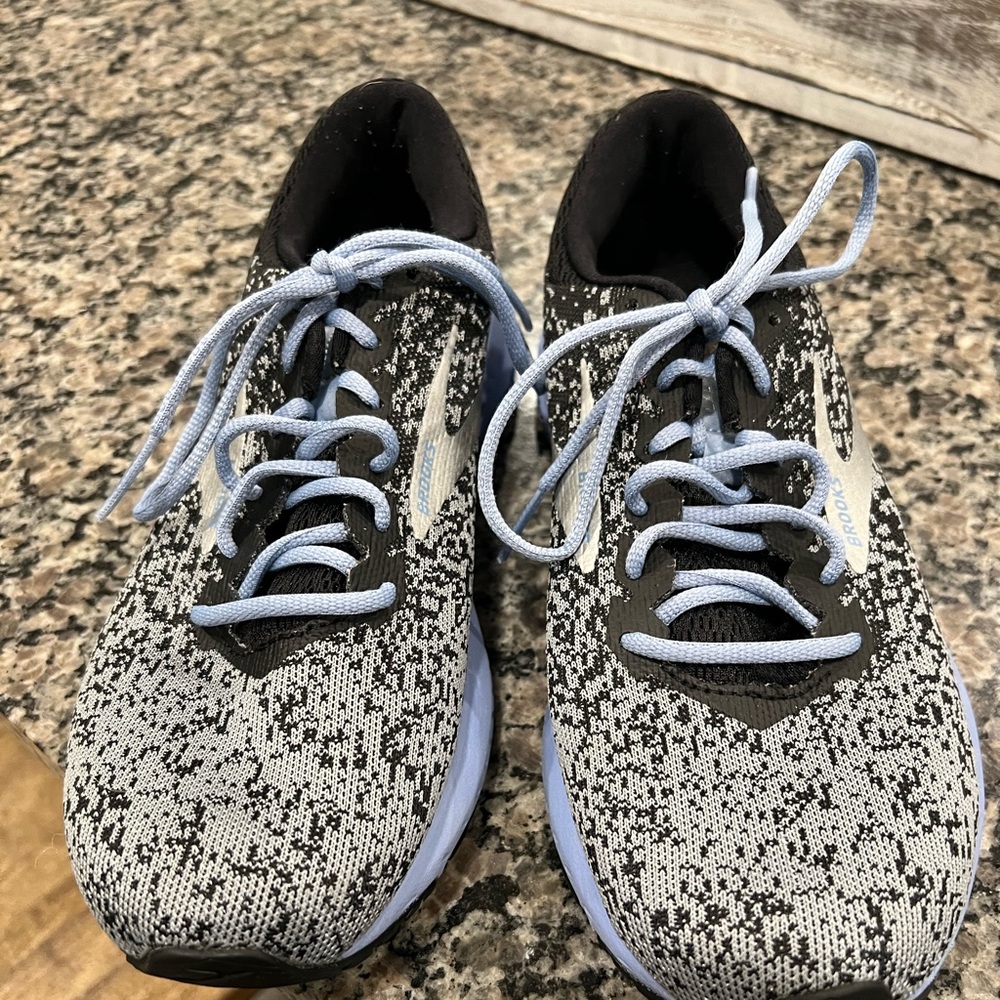 Women’s brooks tennis shoes. Good condition. Very comfortable.